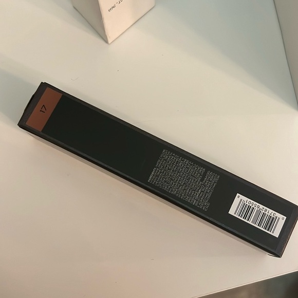 Surratt Surreal Skin Foundation Wand Shade 17 | Warm Brown / Neutral - Picture 7 of 8